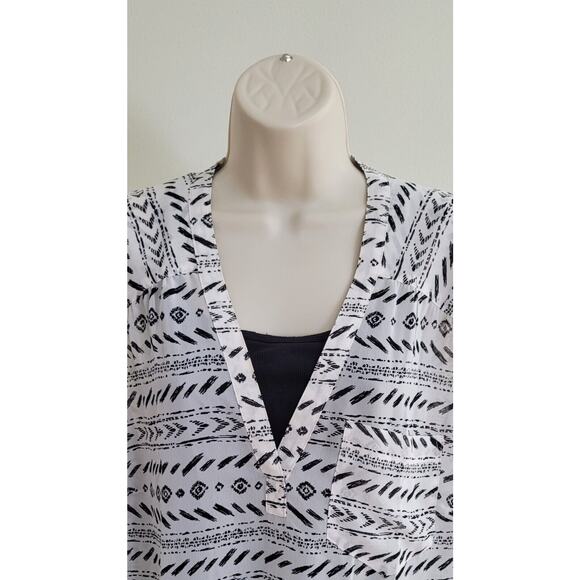 MAURICES Womens V-neck 3/4 sleeve Front pocket Graphic print Sheer Blouse-Sz 2X - Picture 2 of 7